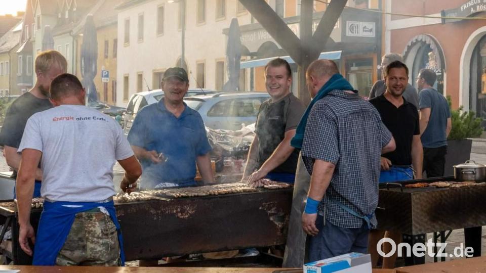Heiß her ging es beim Marktplatzfest im doppelten Sinn am Grillstand des Musikzugteams. Ob Bratwürstln, Steaks oder Forellen – alles fand reißenden Absatz. Bild: u