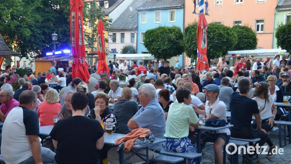 Vor dem Rathaus lässt es sich einfach gut feiern. Bild: dob