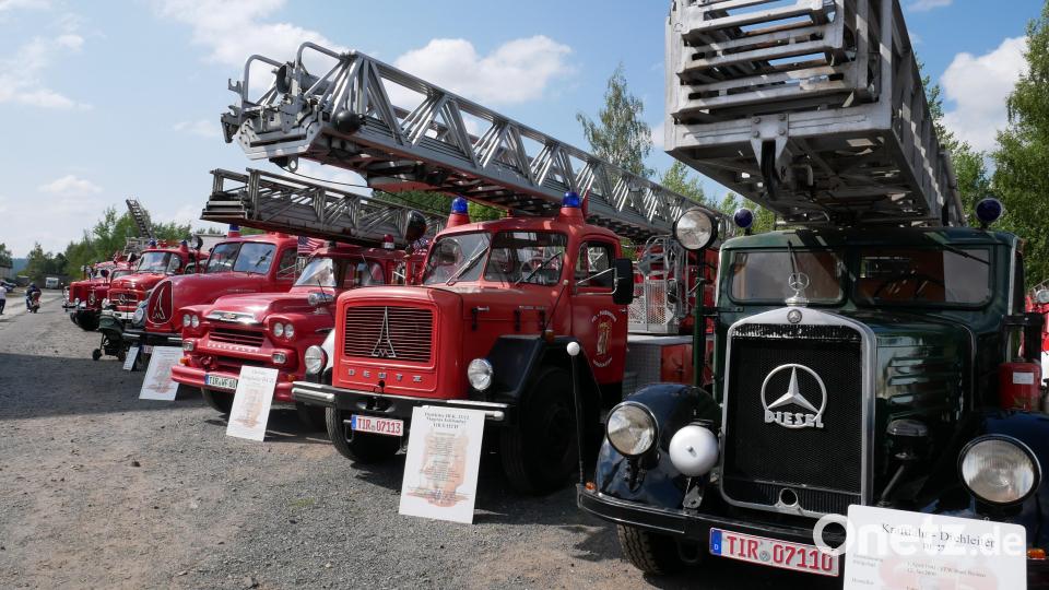 56 Oldtimer aus der ganzen Region kamen beim Sommerfest der Feuerwehr Waldsassen zusammen und konnten auf dem Gelände und bei einer Ausfahrt bestaunt werden. Bild: flm