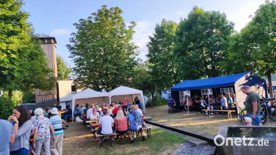 Eine herrliche Kulisse für ein Fest, der Dorfplatz Neudorf mit dem dorfbrunnen am Eingang Bild: hme