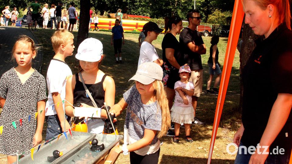 Beim Entenrennen ging es um den Sieg. Bild: zer