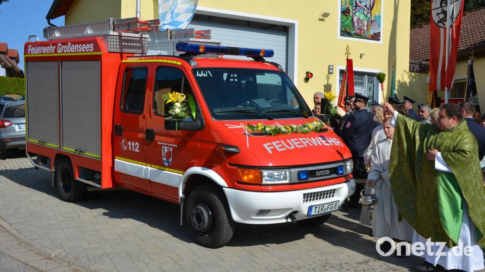 Kaplan Daniel Schmid segnete das erste motorisierte Fahrzeug in der 124-jährigen Geschichte der Feuerwehr Großensees. Bild: jr