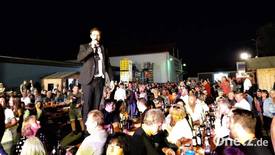 Frontmann Oliver Nagler tritt auch mitten im Publikum als versierter Entertainer auf. Bild: lg