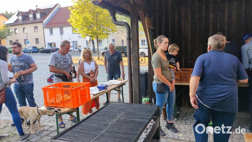 Der Holzkohlegrill, normalerweise mit Bergfestbratwürsten belegt, war sehr schnell leer Bild: hme