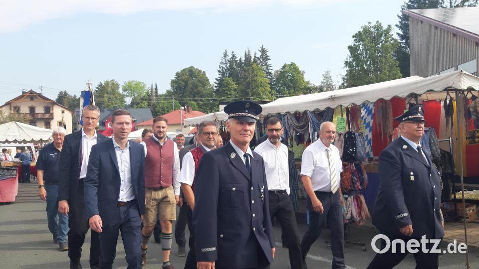 Festzug mit Feuerwehr-Vorsitzendem Winfried Prokisch (vorne rechts) und seinem Stellvertreter Walter Ehlich (vorne links). Bild: gis