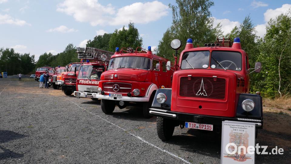 56 Oldtimer aus der ganzen Region kamen beim Sommerfest der Feuerwehr Waldsassen zusammen und konnten auf dem Gelände und bei einer Ausfahrt bestaunt werden. Bild: flm