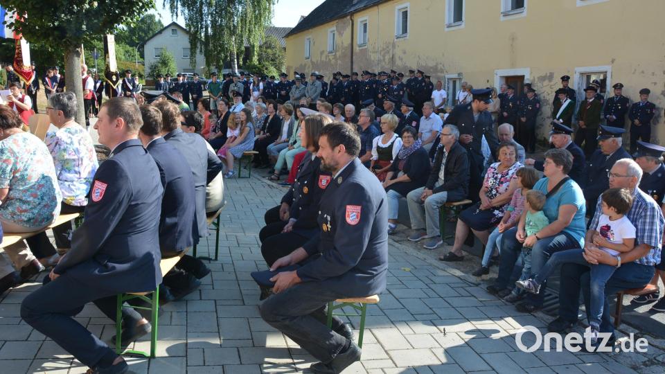 Viele Bürger aus Großensees und Umgebung wohnten dem Festgottesdienst im Freien bei, darunter auch viele Mitglieder von benachbarten Feuerwehren. Bild: jr