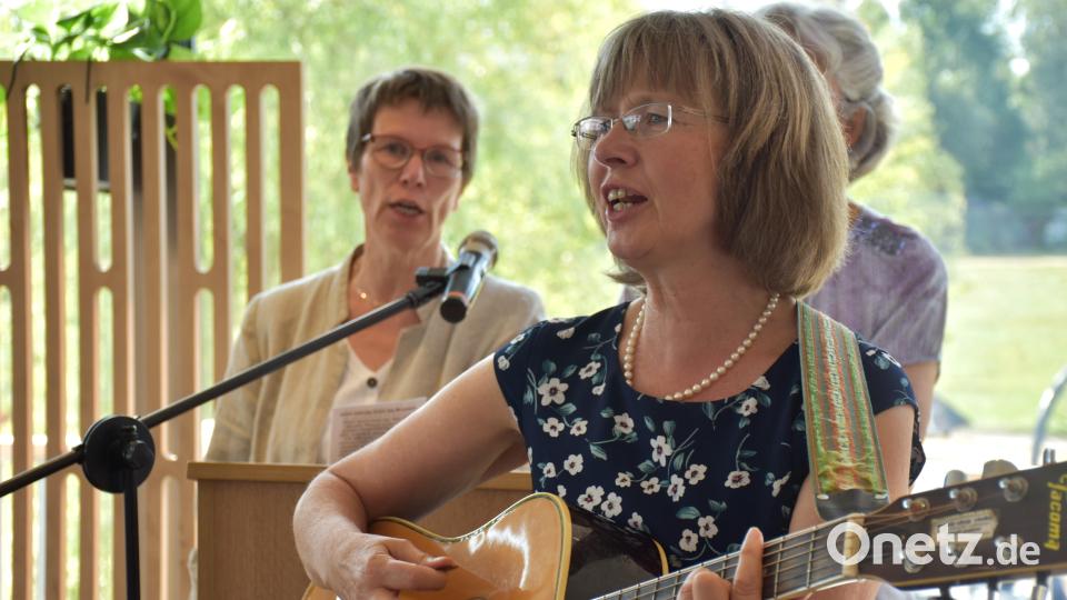 Referentin Maria Rehaber-Graf hatte ihre Gitarre mitgebracht. Bild: ubb