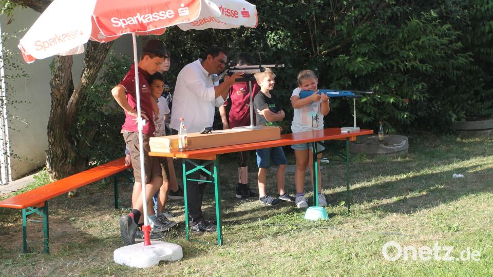 Wie viele Mädchen und Buben versucht auch Pfarrer John Subash sein Glück mit dem Lasergewehr. Bild: pi