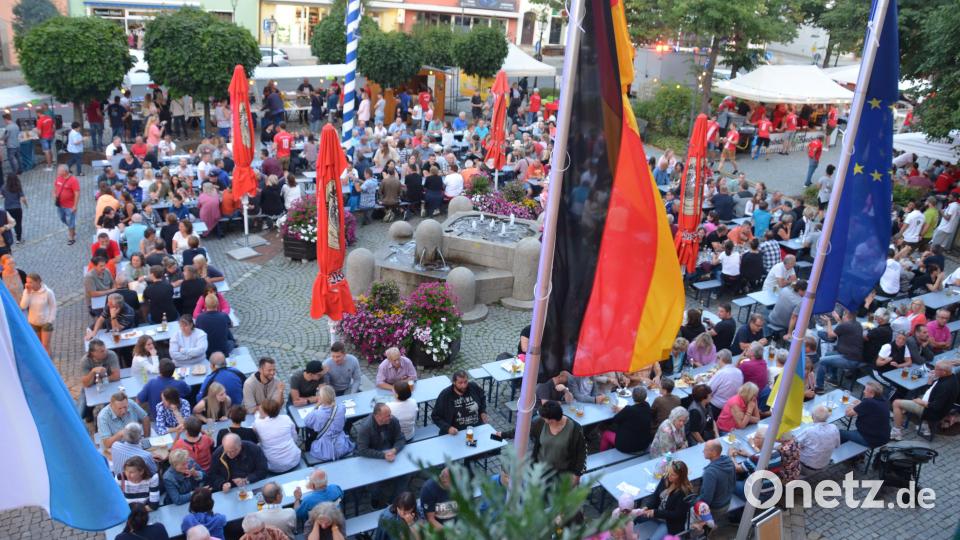 Der Platz vor dem Rathaus wurde an allen drei Tagen zu einer richtigen Festwiese durch die SpVgg-Fußballer. Bild: dob