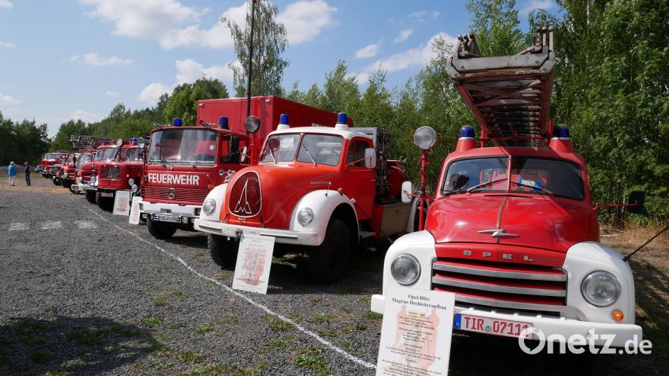 56 Oldtimer aus der ganzen Region kamen beim Sommerfest der Feuerwehr Waldsassen zusammen und konnten auf dem Gelände und bei einer Ausfahrt bestaunt werden. Bild: flm