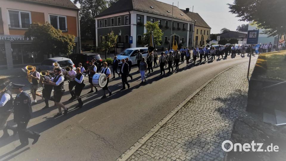 Dem Kirchenzug schlossen sich Musiker, Gemeindevertreter, Fahnenabordnungen und Priester an. Bild: gz
