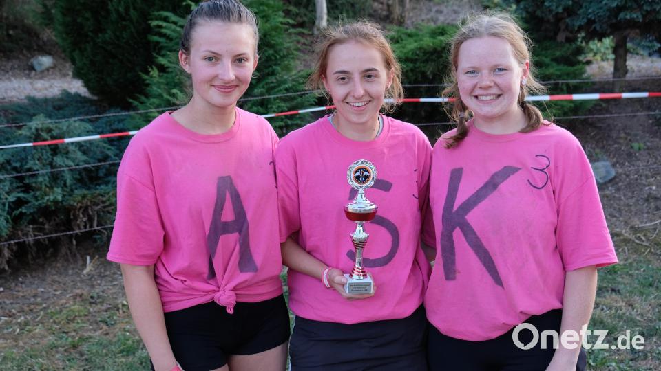 &quot;Bis eine weint&quot; heißt die siegreiche Damenmannschaft mit Anna Veigl-Meyer, Sophia Kuchler und Katharina Baumann (von links). Zum Weinen bestand allerdings kein Anlass. Im Gegenteil. Bild: do