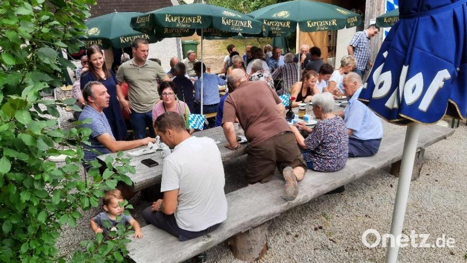 Unter der CSU-Fahne lließen sich die Mitglieder der CSU, FU und JU die kühlen Getränke und eine Sau am Spieß schmecken. Bild: soj