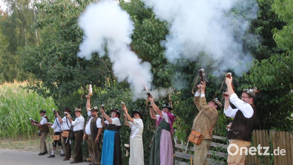 Nach alter Tradition wird das &quot;Kinifest&quot; von den Pirkhofer Böllerschützen mit einer langsamen, einer schnellen Reihe und mit einem Ehrensalut für den Bayernkönig angeschossen. Bild: frd