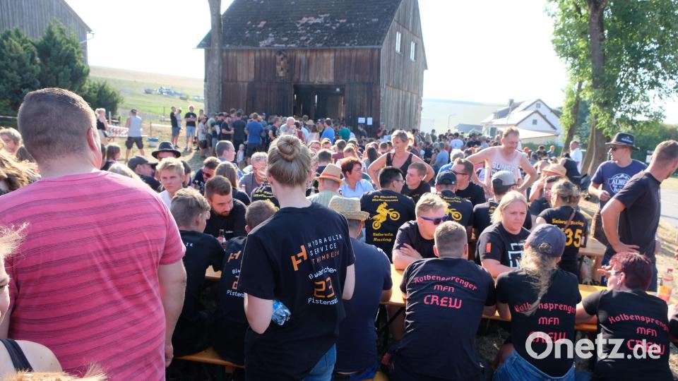 Bei ausgelassener Stimmung eines überwiegend jungen Publikums endete im Rahmen der Siegerehrung ein Sahnetag des Motorsports Bild: do