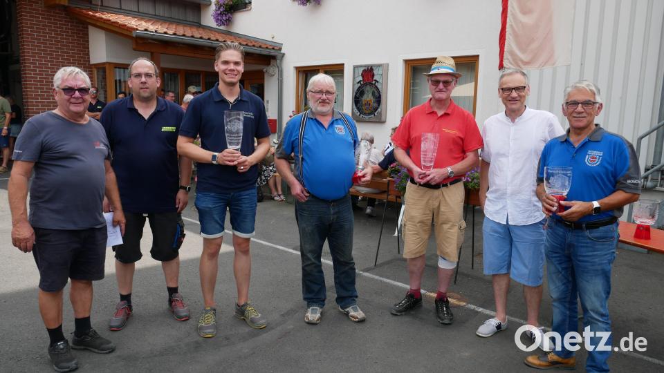 Einige Oldtimerfreunde wurden mit besonderen Glaspokalen ausgezeichnet, überreicht von Vorsitzendem Dr. Wolfgang Fortelny, Johannes Fortelny (von links) und Bürgermeister Bernd Sommer (Zweiter von rechts) Bild: flm