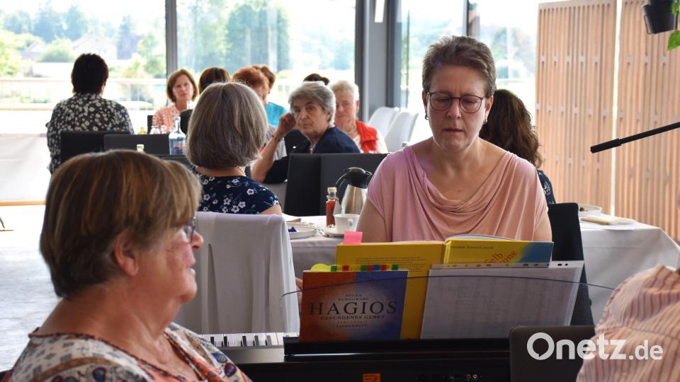 Klaudia Kormann, stellvertretende Leiterin der Kreismusikschule, übernahm den musikalischen Teil der Veranstaltung. Bild: ubb