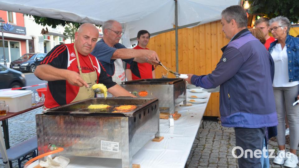 Auch Bürgermeister Andreas Wutzlhofer holt sich eine leckere Portion bei den Keglern ab. Bild: dob