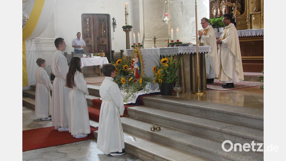 Die Festpredigt hielt Pfarrer Manfred Strigl (am Altar links). Thema der Predigt waren die Energie, mit der die Gottesmutter die Gläubigen beschenkt. Bild: wro