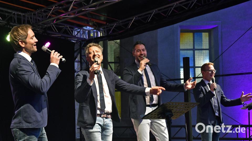 Die Stimmen der Berge singen im Schlosshof für ein begeistertes Publikum. Bild: Petra Hartl