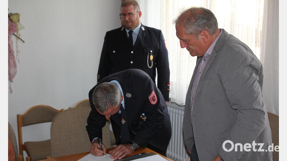 In der vergangenen Sitzung wurden Kommandant Tobias Meinzinger (hinten, stehend) und Stellvertreter Erhard Kraus (bei der Unterschrift) in ihrem Amt vom Gemeinderat bestätigt. Bürgermeister Werner Prucker (rechts) ließ die Ernennungsdokumente unterschreiben. Bild: fks