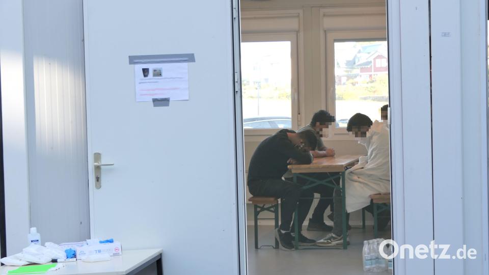 Ein Teil der Geflüchteten aus Syrien bei der Bundespolizei in Waidhaus. das Rote Kreuz kümmerte sich um ihre Versorgung. Bild: Bundespolizei