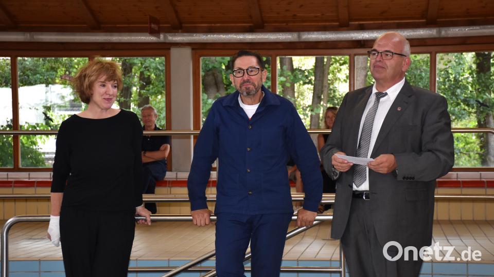 Vereinsvorsitzende Susanne Neumann (li.) begrüßte zur Vernissqge herzlich unter anderem Künstler Axel T. Schmidt und Bürgermeister Klaus Meyer (v. li.) Bild: ubb