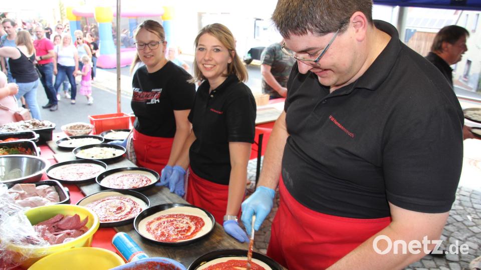 Das Serviceteam am Pizzastand garniert jede Pizza individuell nach den Wünschen der Kunden. Bild: kro