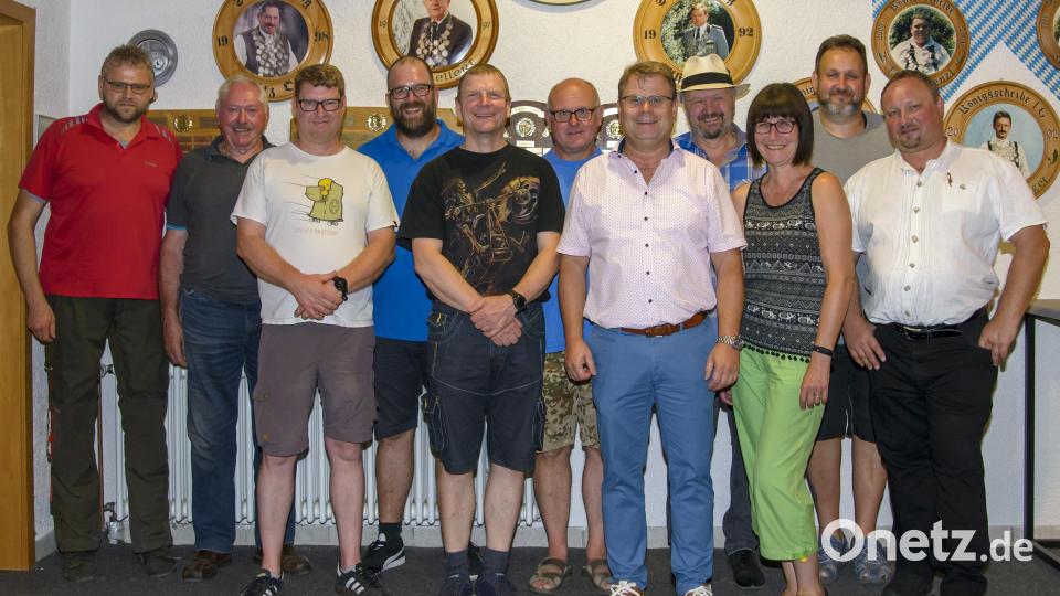 Die neu gewählte Vorstandschaft mit Bürgermeister Karl-Heinz Budnik Bild: Bernhard Lang