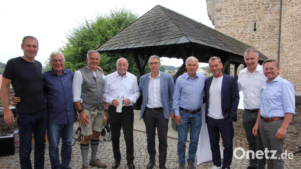 Geburtstagsgäste am Sonntag auf der Burg: Von links Ex-Cluberer Rainer Geyer, &quot;Club-Legende&quot; Dieter Nüssing, Landrat Roland Grillmeier, Albert Üblacker, Peter Knäbel (Sportvorstand Schalke 04), Ex-Bayern-Profi Rainer Zobel, Blickpunkt-Sport-Moderator Markus Othmer, Frank Baumann (Sportvorstand Werder Bremen) und MdL Tobias Reiß. Bild: kro