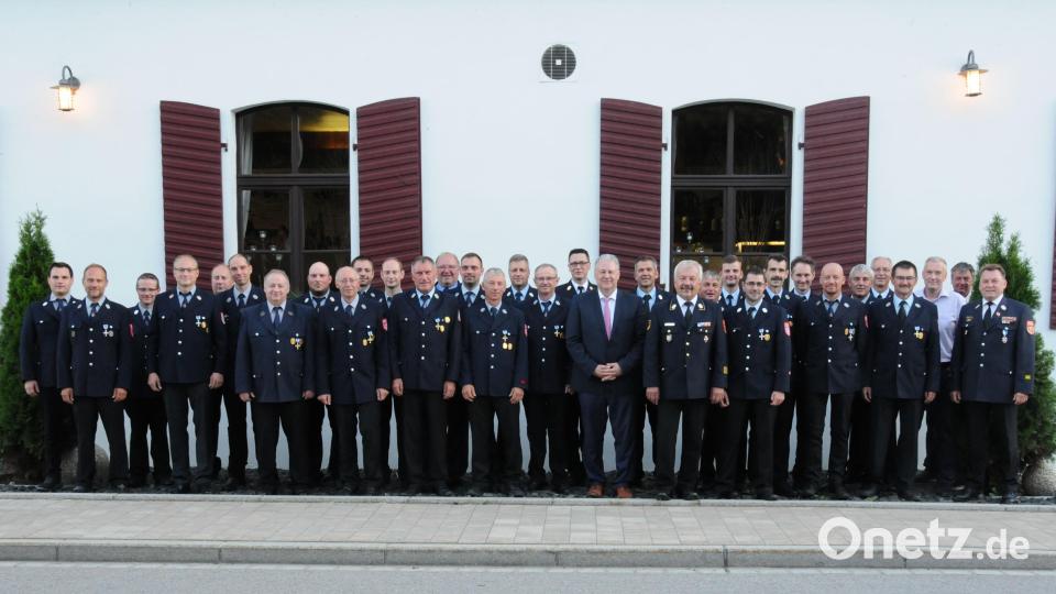 Auf insgesamt 745 Jahre aktiven Dienst bei der Feuerwehr bringen es die geehrten Floriansjünger aus der Marktgemeinde Hohenburg. Bild: Christine Hollederer/exb