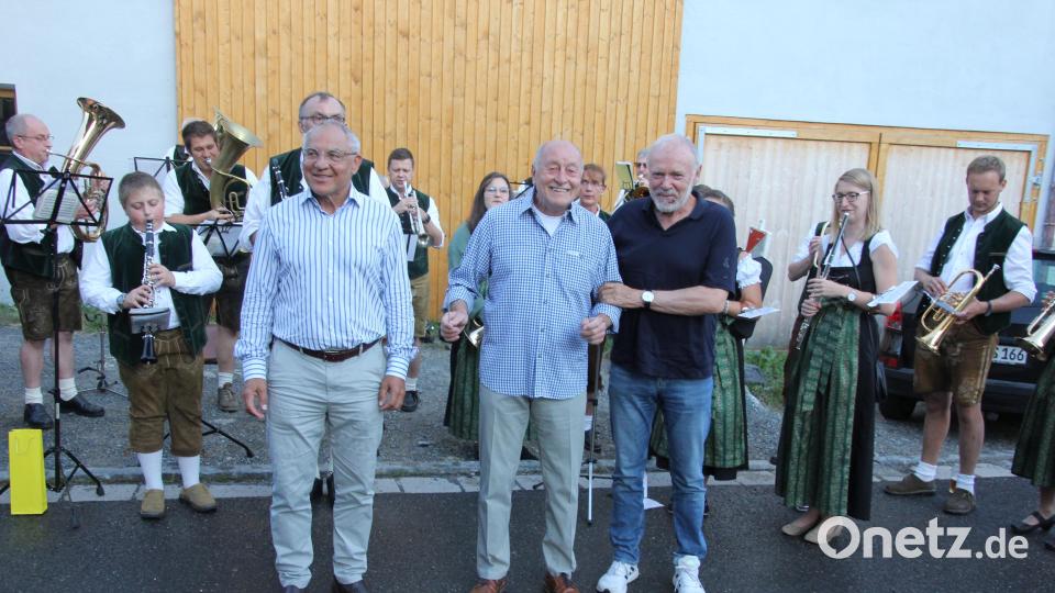 Albert Üblacker dirigiert die Falkenberger Blaskapelle. Bild: kro