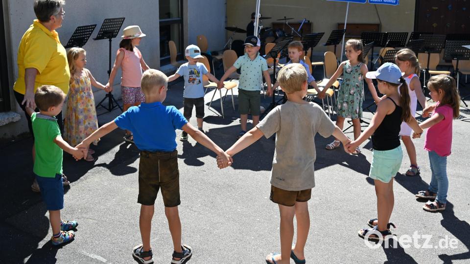 Musikalische Früherziehung: Die Kinder aus der Früherziehung 1 zeigten mit Ausbilderin Sieglinde Geier den &quot;Sommerreigen&quot;-Tanz was bei Groß und Klein für Spaß sorgte. Bild: sak