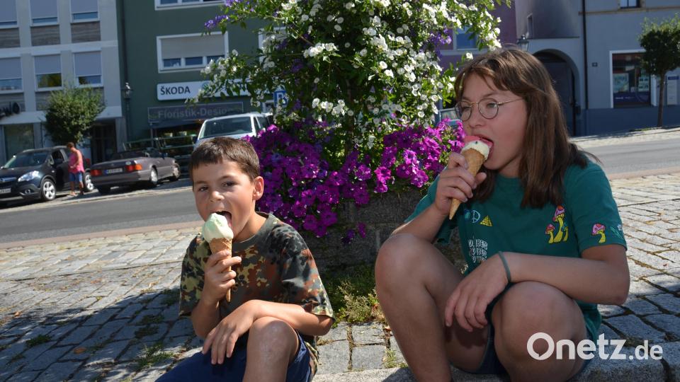 Genoveva und Thore lassen sich das köstliche Eis schmecken. Bild: dob