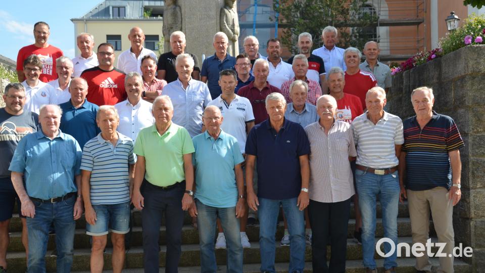 In vorderster Reihe stehen die ehemaligen Bayernliga- und Landesligaspieler Siegbert Weidl, Peter Führnrohr, Werner Weigl, Alfons Fleischmann, Josef &quot;Bepp&quot; Werner, Gerd Pankotsch, Werner Schön und Max Walbrunn (von links). Bild: dob