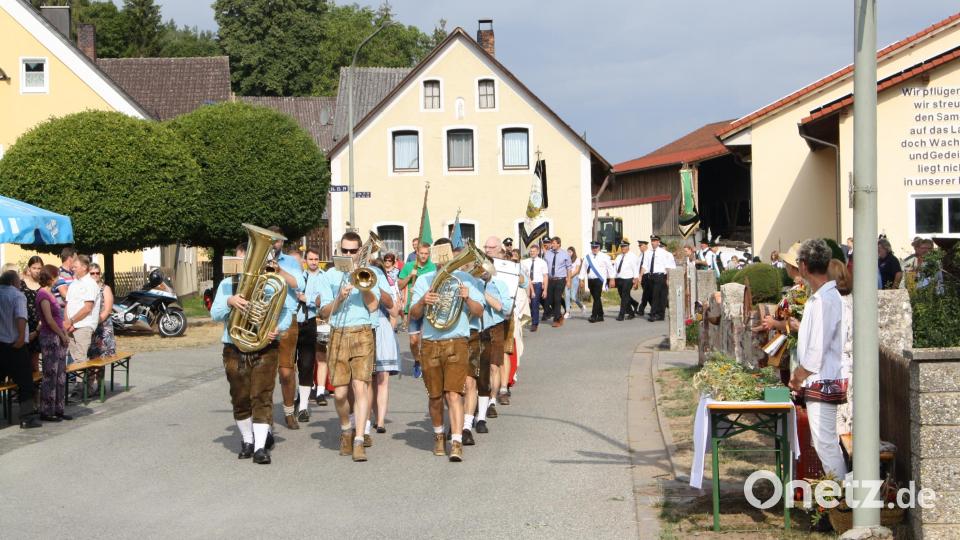 Von den Pressather Musikanten angeführt, zieht ein langer Kirchenzug an Mariä Himmelfahrt zum Pichlberger Dorfplatz, wo die Dorfgemeinschaft das Patrozinium ihrer Kapelle feiert. Bild: bjp