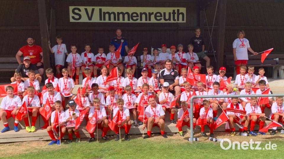Bei der abschließenden Siegerehrung beim dreitägigen Fußballcamp gab es nur Gewinner. Vorsitzender Jürgen Lautner dankte mit einem kleinem Präsent den vier Trainern des Bundesligazweitligisten. Bild: mez