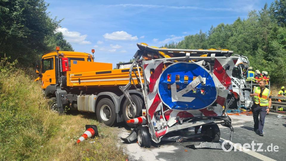 Der Sattelschlepper fuhr an einer Baustelle zuerst auf einen Sicherungsanhänger der Autobahnmeisterei auf und knallte dann an die Leitplanke. Bild: rw