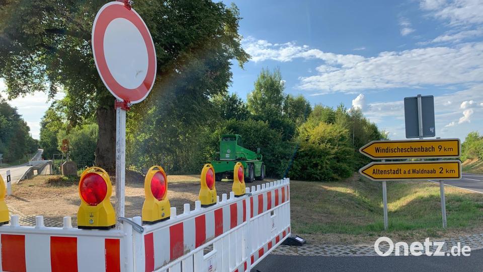 Die Straße &quot;Breiter Weg&quot; bei Neustadt/WN ist gesperrt. Die Zufahrt zur Anschlussstelle Neustadt/WN der A 93 und dem Pendlerparkplatz bleibt frei. Bild: Gabi Schönberger