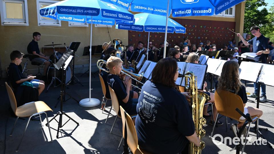 Das Jugendorchester der Werkvolkkapelle Schlicht unter der Leitung von Lukas Schöpf spielte neben modernem Liedgut auch Märsche und Polkas. Bild: sak