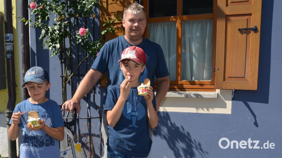 Den Hopf-Buben schmeckt das leckere Eis prima. Papa Markus Hopf verzichtete auf die süße Schleckerei. Bild: dob