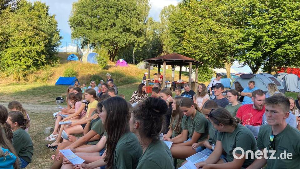 Drei Tage verbrachten die Mädchen und Buben der Moosbacher und Tröbeser Ministrantenschar im Zeltlager am Atzmannsee in Eslarn. Gemeinsam gefeiert wurde auch ein Lagergottesdienst am Freialtar mit Pfarrer Udo Klösel. Bild: gi