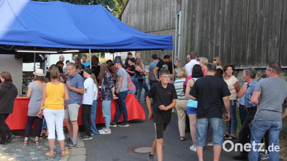 Eine lange Warteschlange bildete sich am Pizzastand, beim Holzbackofen. Bild: kro