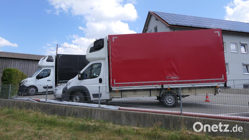 Mit diesen beiden Lkw brachten die Schleuser einen Teil der Menschen über die Grenze. Bild: Bundespolizei Waidhaus