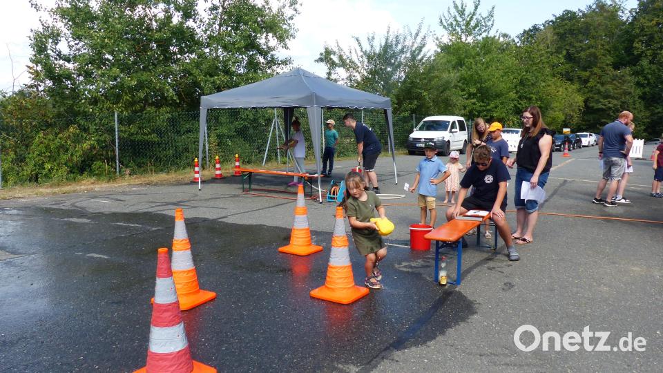 Beim Wasser-Slalom stehen die Kleinen Schlange, bei den Temperaturen sorgt dies teils für Abkühlung. Bild: sl