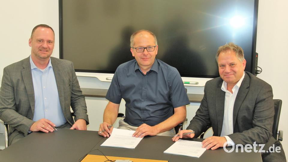 Im Kemnather Rathaus unterzeichneten Bürgermeister Roman Schäffler (Mitte) sowie die beiden Geschäftsführer der BBV Landsiedlung Andreas Huber (links) und Franz Stemmer die Kooperationsvereinbarung. Bild: stg