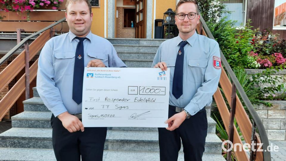 Die Spende für die First Responder nahm (von links) Manfred Rupprecht von Kommandant Dominik Graf entgegen. Bild: Rainer Luber