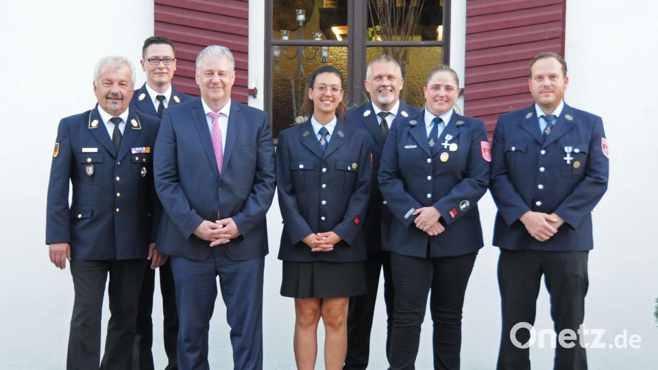 Martina Vierl (2. von rechts) war die einzige Frau, die geehrt wurde. Auch ihr Kamerad Christian Renghart (rechts) wurde ausgezeichnet. Es gratulierten KBR Fredi Weiß (von links), KBI Armin Daubenmerkl, Landrat Richard Reisinger, Vorständin Nadine Graf und KBM Jürgen Ehrnsberger, zugleich Kommandant der Feuerwehr Schmidmühlen. Bild: Christine Hollederer/exb