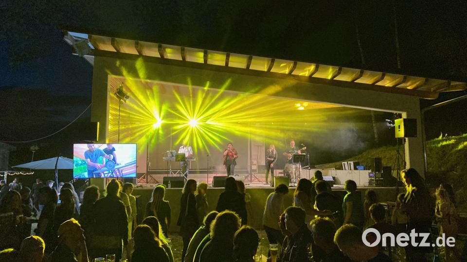 Gelöste Stimmung herrschte bei der Party am Abend mit der Coverband &quot;Jukebox&quot; auf der neuen Bühne. Bild: eib
